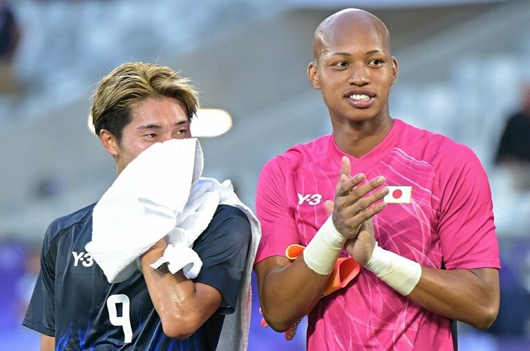 パラグアイ戦後、表情をほころばせる藤尾翔太と小久保玲央ブライアン。5－0の大勝劇の要因には、選手たちのたくましいメンタルがあった　©Takuya Kaneko/JMPA