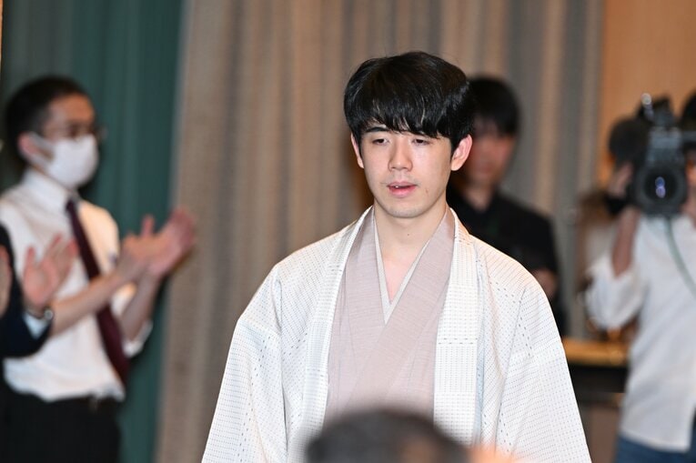 記者会見場へ　©Keiji Ishikawa