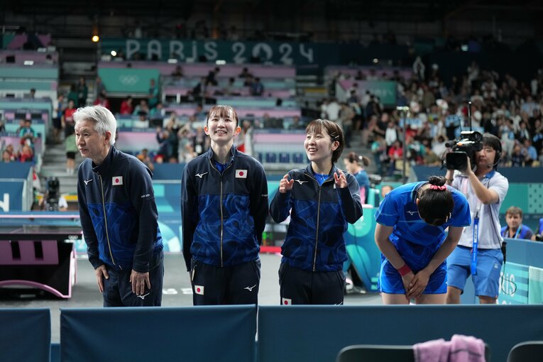 【号泣の準決勝】ドイツ戦。4戦目はストレート勝ち。張本をねぎらう早田、平野　　©︎JMPA