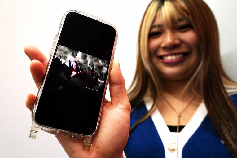 プライベートで映画「ハリー・ポッター」のスタジオツアーを満喫する羽南　©Essei Hara