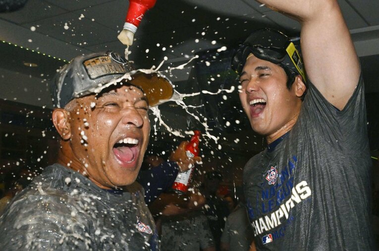 リーグ優勝直後、デーブ・ロバーツ監督（52歳）の頭からビールをかける大谷翔平 ／ photograph by KYODO