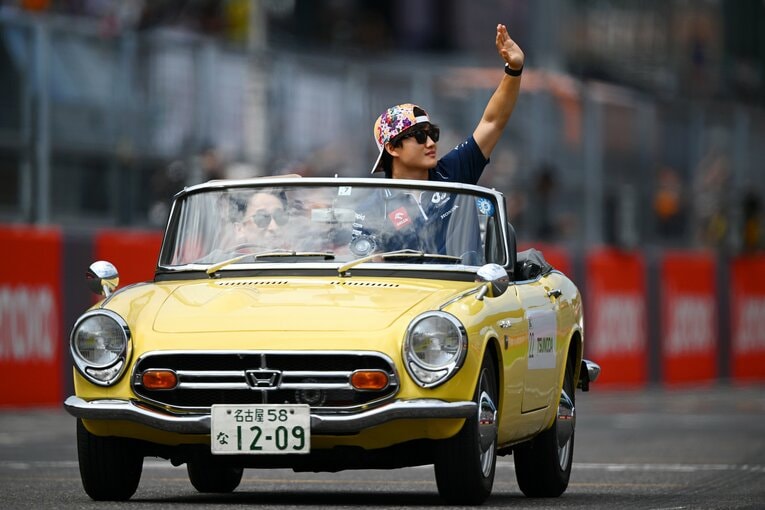 日本GPでパレードに参加する角田裕毅　©Getty Images / Red Bull Content Pool