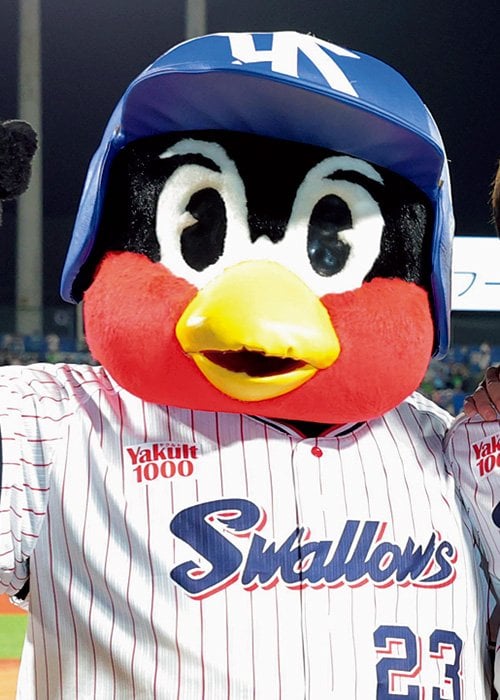 昨年10月2日、青木宣親（中央）の引退試合で石川雅規と共に記念撮影するつば九郎。選手からの信頼も厚かった