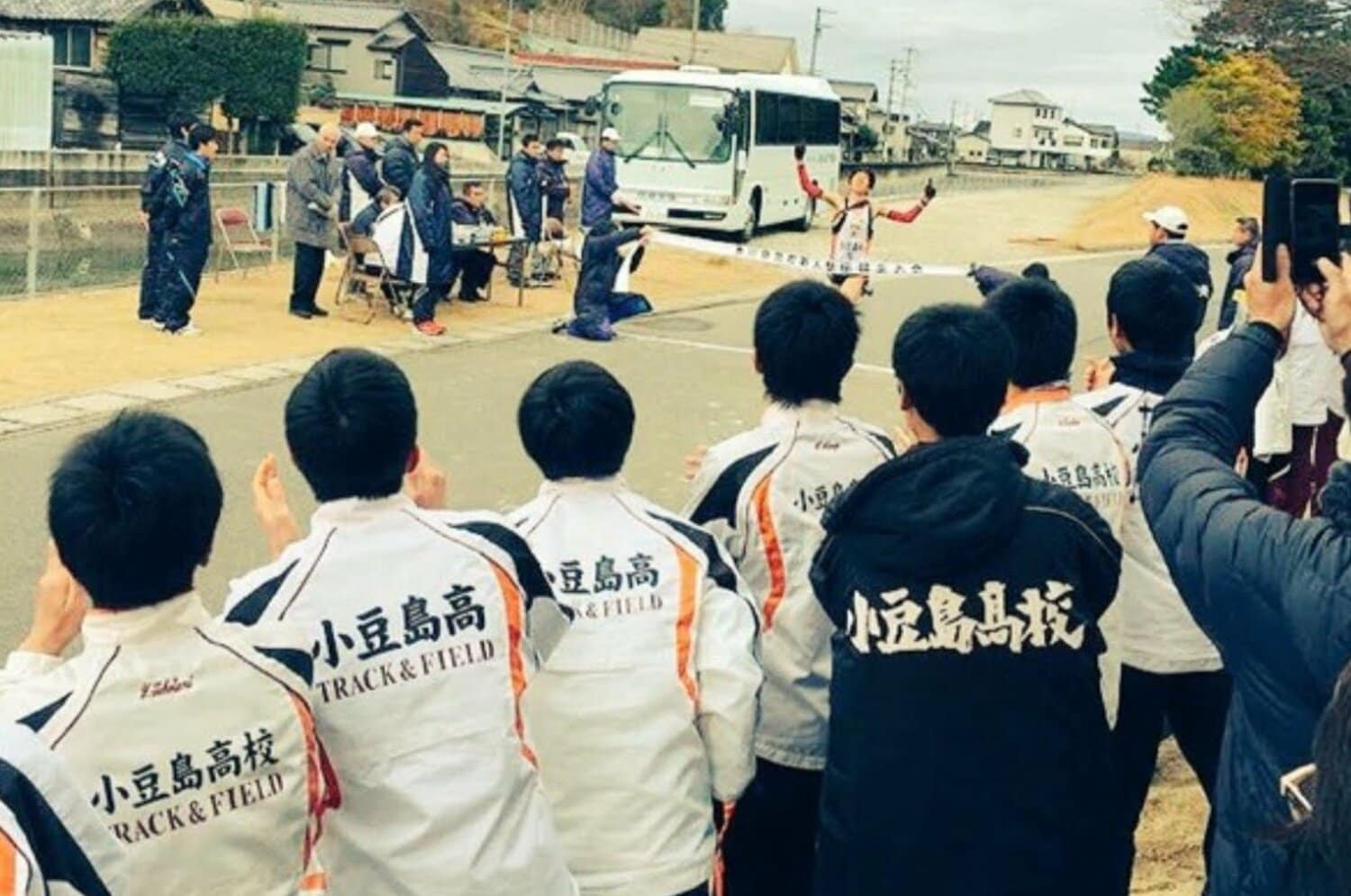 高校駅伝9年前の奇跡「主将が怖くて喜べなくて（笑）」…“廃校直前”離島の「普通の公立校」が県大会11連覇の強豪私立に圧勝→全国大会に行った日＜Number Web＞ photograph by 取材対象者提供