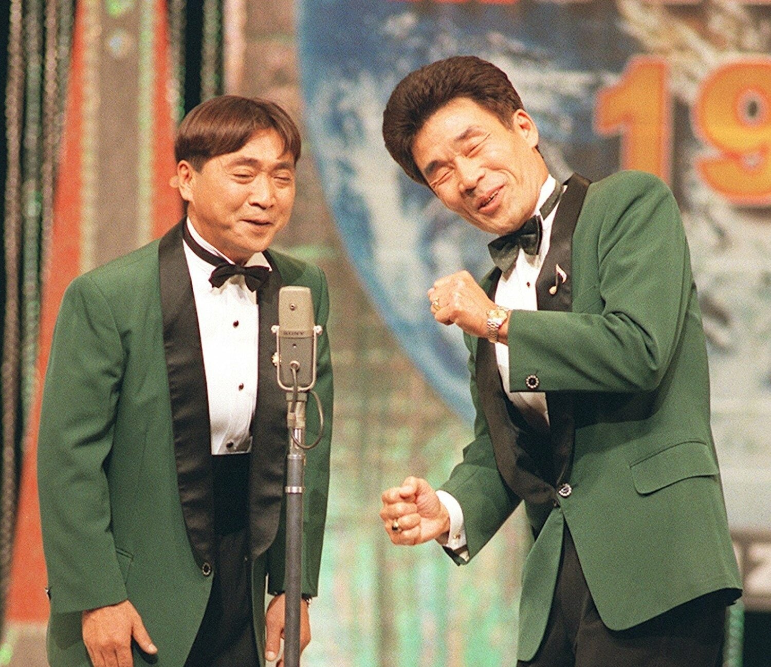 舞台に立つおぼん・こぼん（浅草公会堂で、1999年11月撮影）　©KYODO