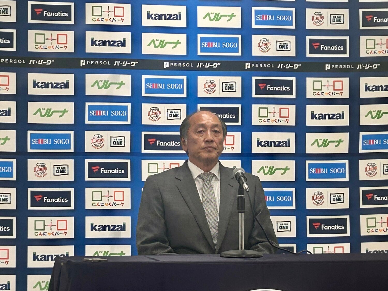 緊急時の会見場で決意表明を行った渡辺久信GM　©Daisuke Nakajima