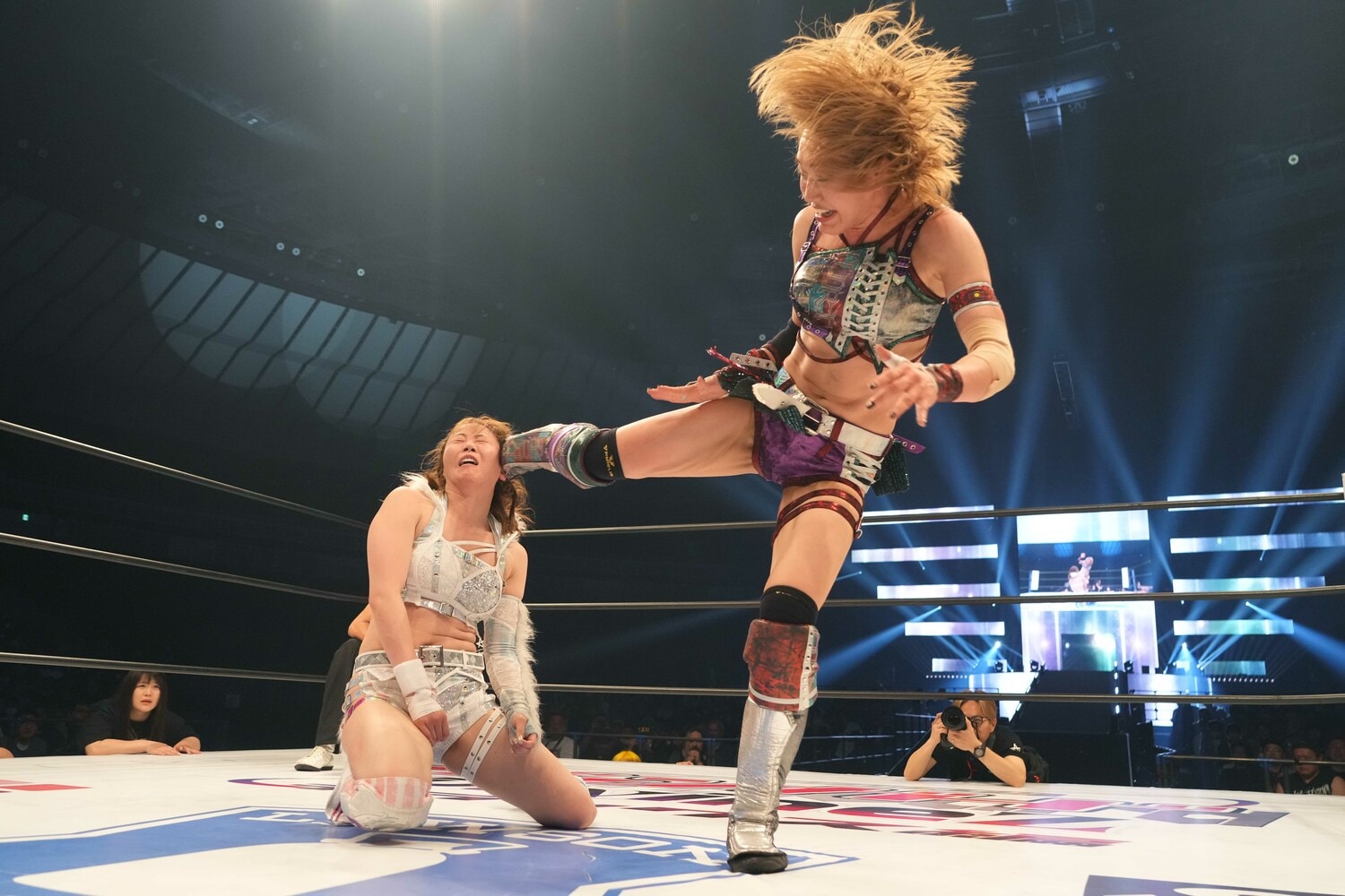 ヒザをついた岩谷麻優の側頭部にキックを見舞う朱里　©Essei Hara