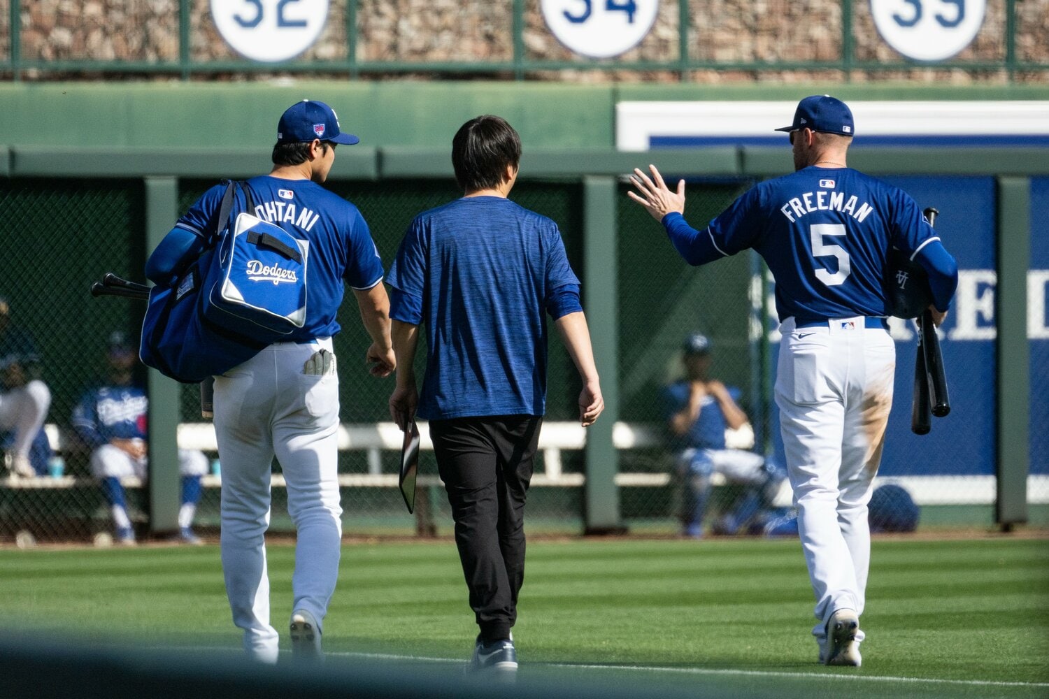 オープン戦出場後、大谷と水原一平通訳と会話するフリーマン ©Nanae Suzuki