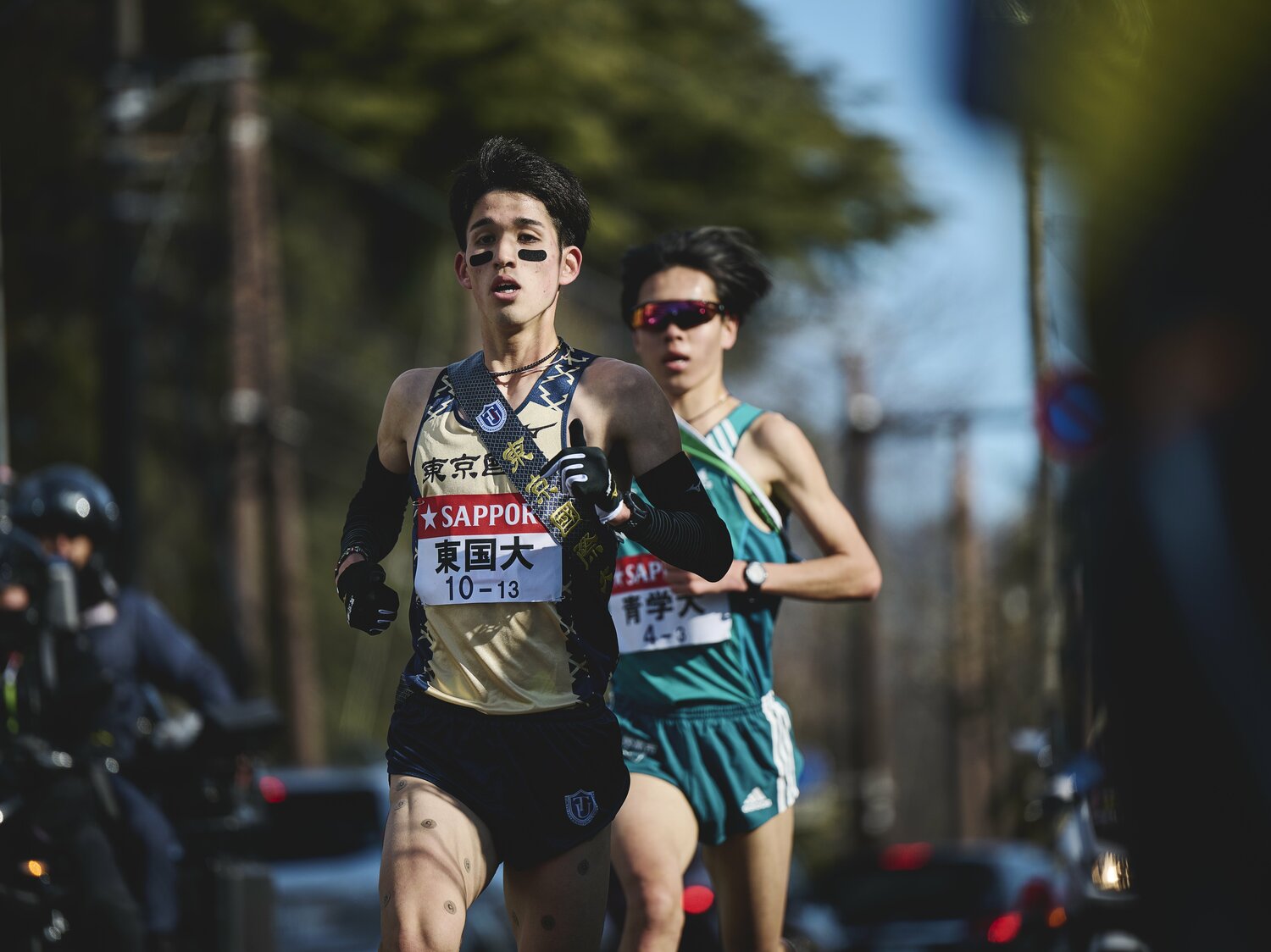 3区の太田蒼生（1年）は東京国際大の丹所健（3年）に追いつかれたが、ピタリとくっつき機会をうかがっていた　©Yuki Suenaga