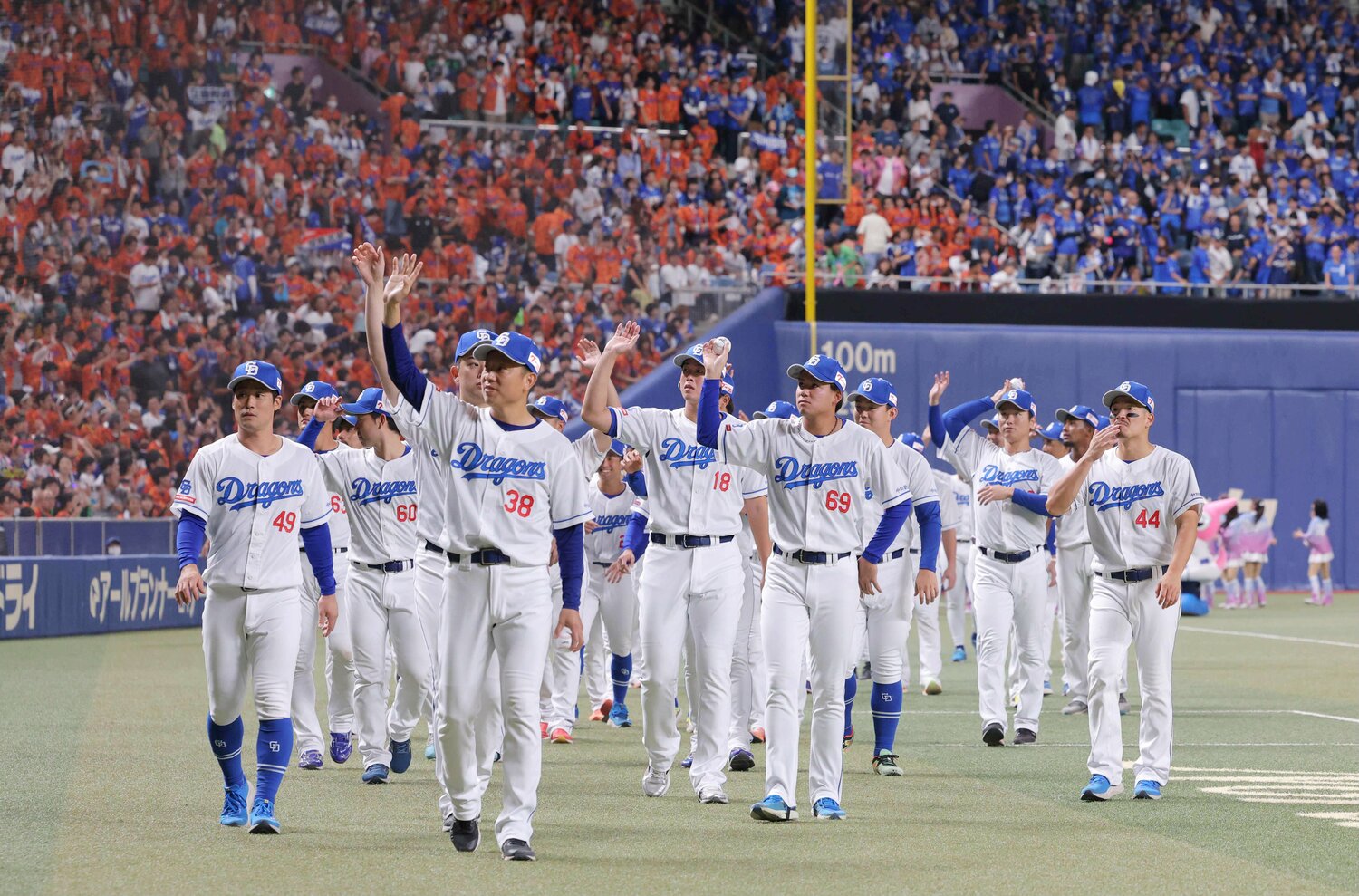 最終戦でファンの歓声に応える立浪監督と選手たち　©︎JIJI PRESS