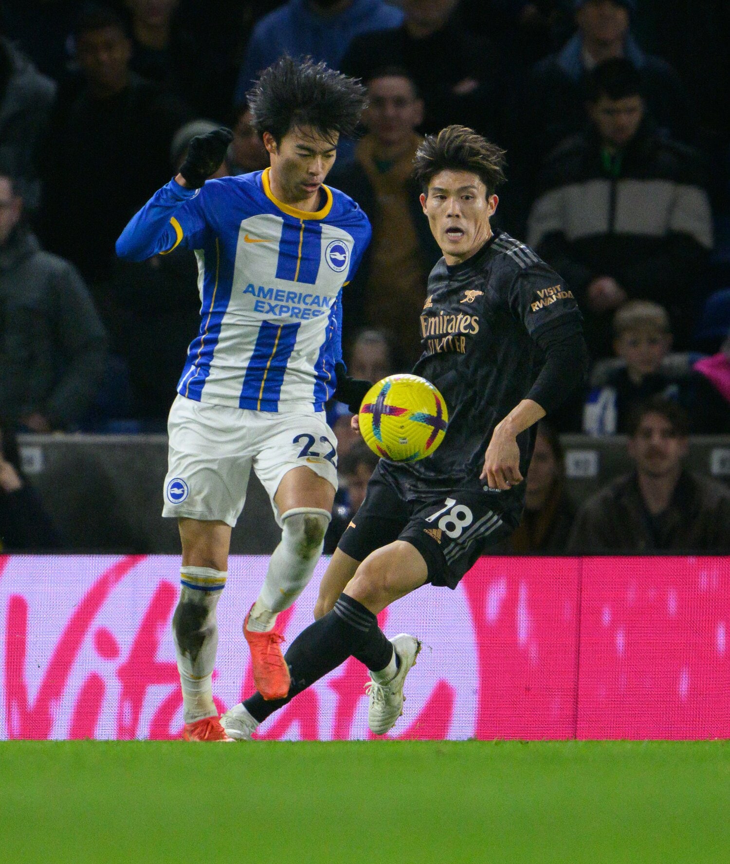 「右SBの冨安」vs「左MFの三笘」のマッチアップが何度も見られた　©Getty Images