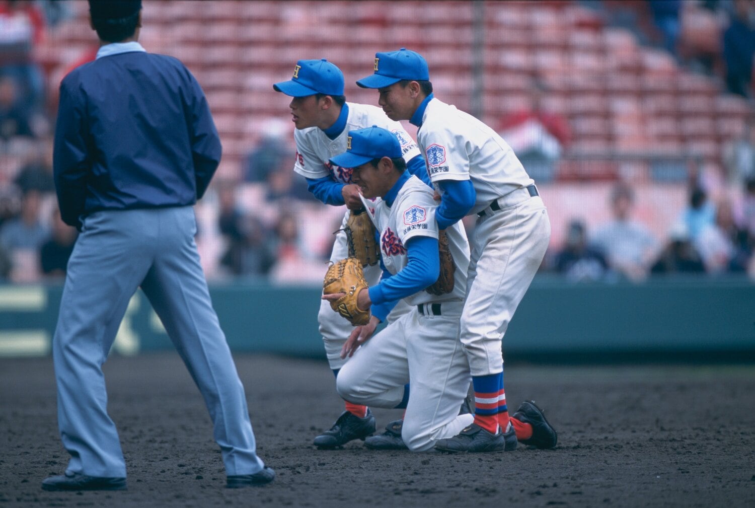 泣き崩れる福本 ©BUNGEISHUNJU