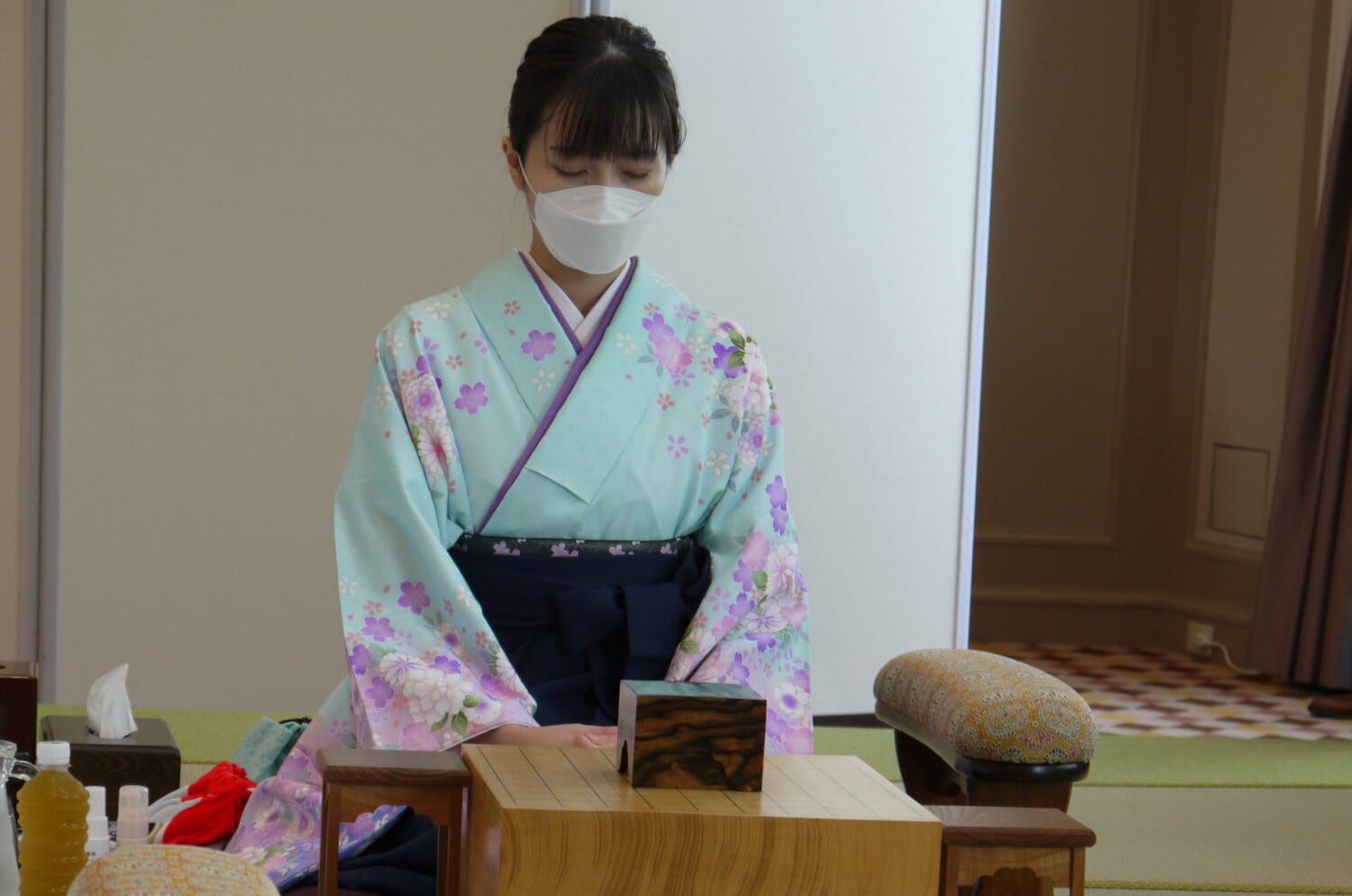 和服姿で対局に臨む渡部女流三段　©LPSA