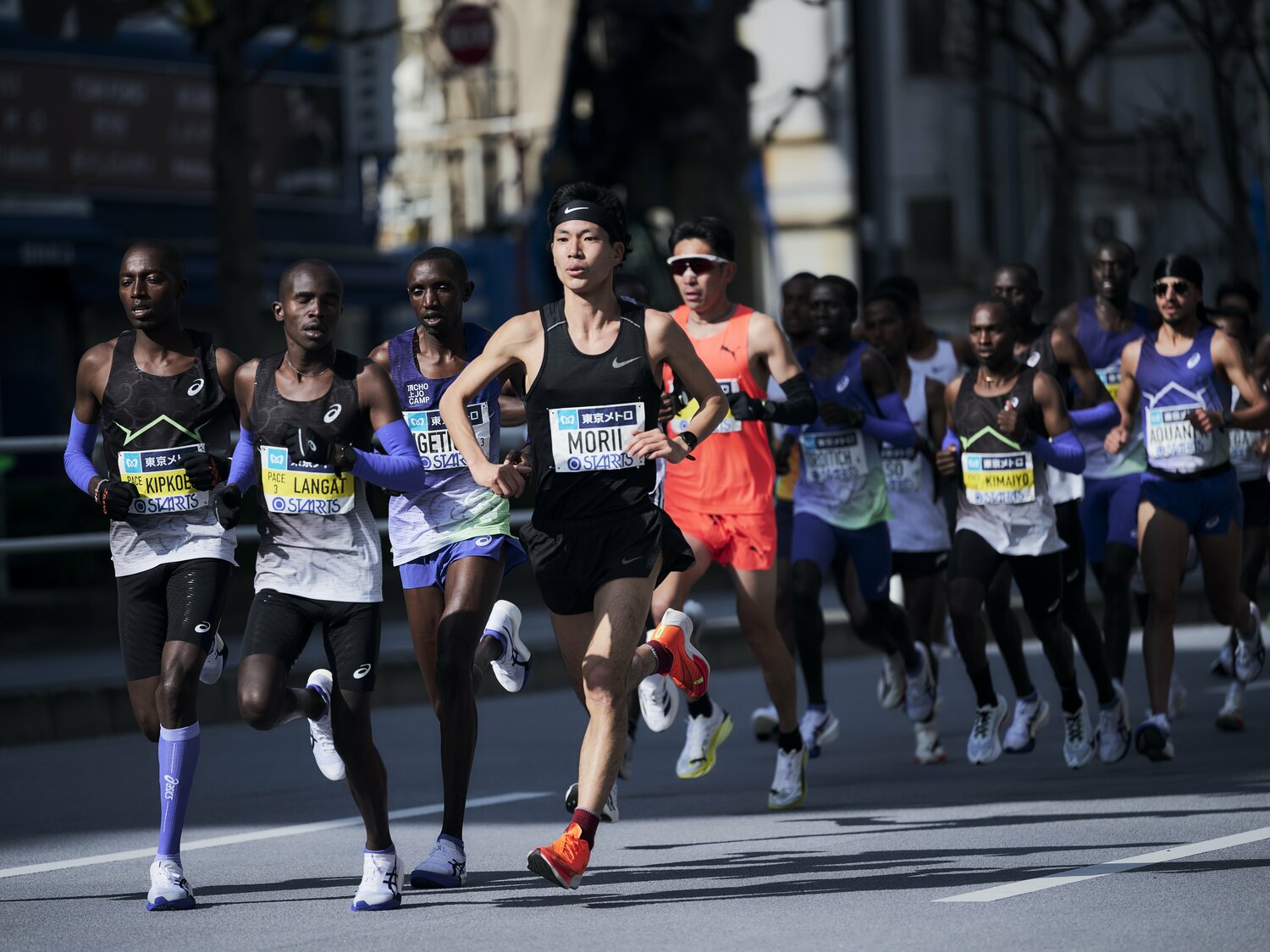 東京マラソンでペーサーを務める上野（赤のウェア）　©Yuki Suenaga