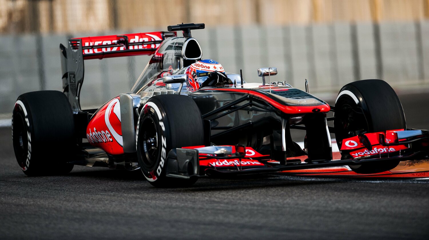 2013年のマクラーレン・メルセデスとジェンソン・バトン。このシーズンは僚友のセルジオ・ペレスともども表彰台が一度もなかった　©Getty Images