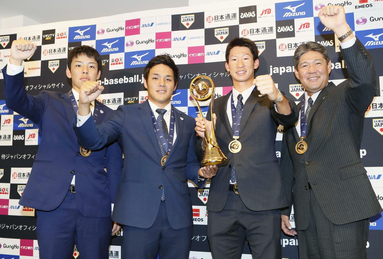 2016年、野球のU-23Ｗ杯で優勝して帰国した際の記者会見。（左から）本田圭佑投手、三好匠内野手、真砂勇介