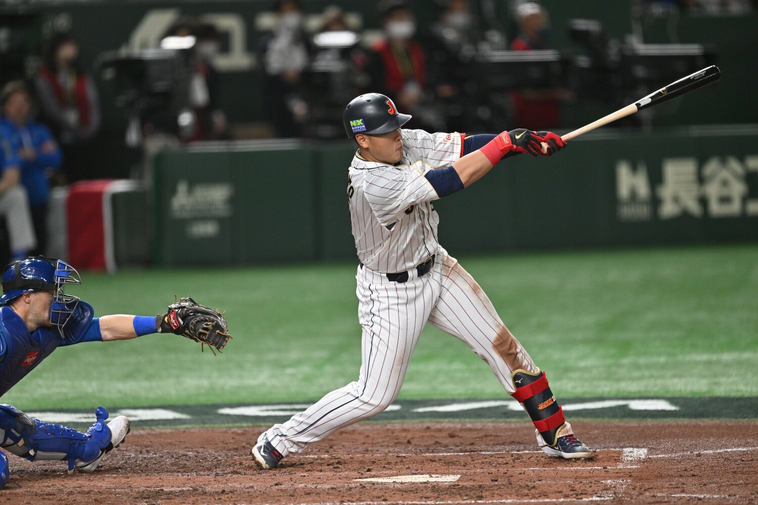 イタリア戦3回の第2打席、岡本は泳がされながらも左手1本でスタンドまで運んだ　©︎Naoya Sanuki