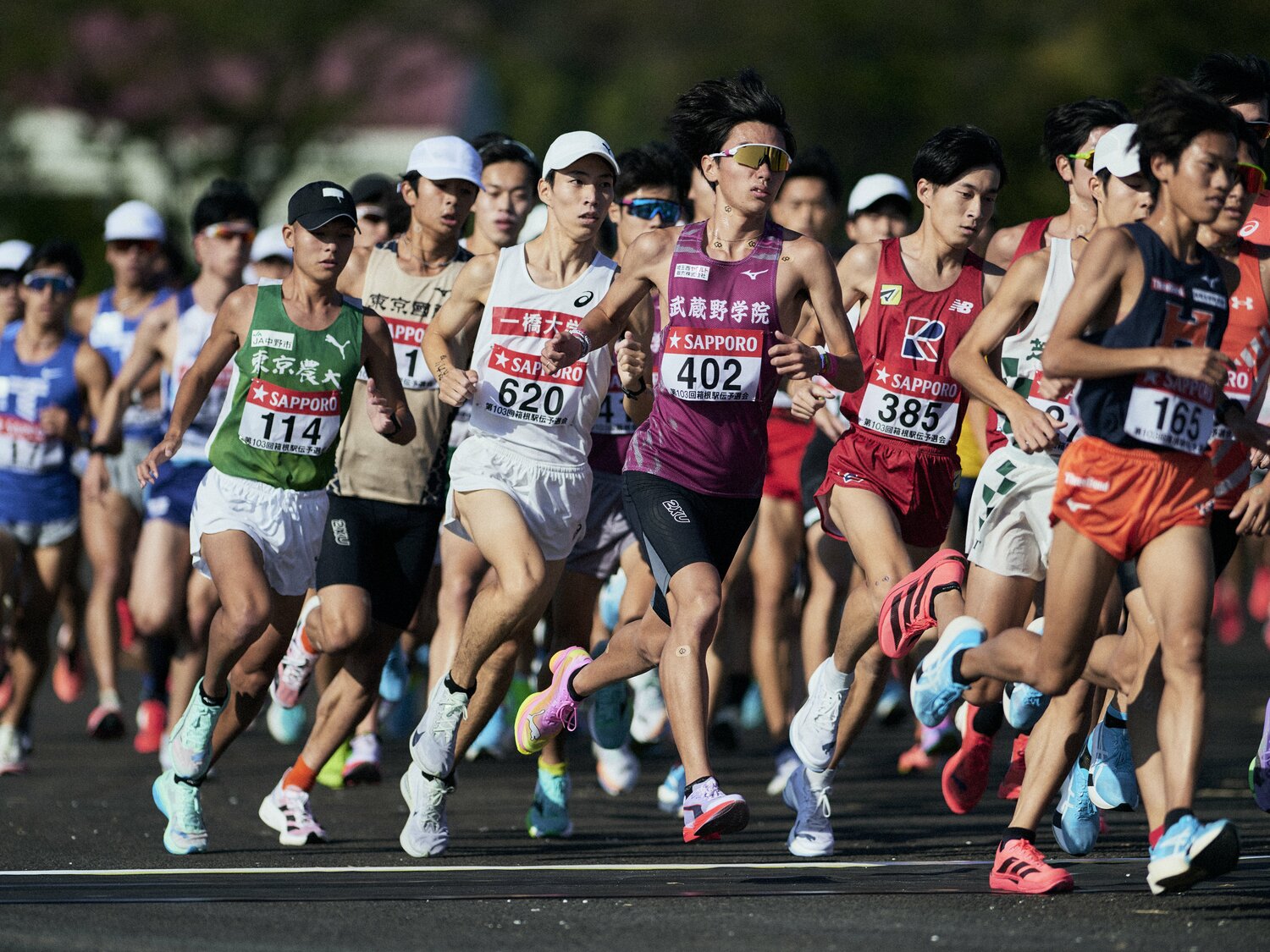 1時間02分39秒の好タイムで個人16位と奮闘した、武蔵野学院大学の佐野颯人（中央）　©Yuki Suenaga