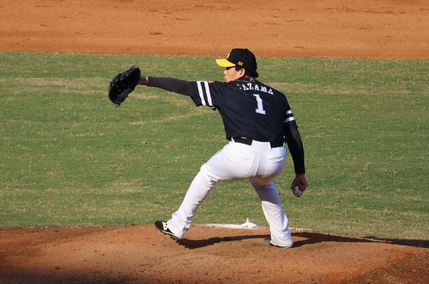 背番号「1」でマウンドに立った風間　©Kou Hiroo