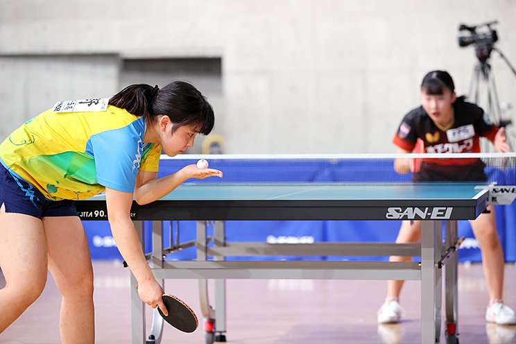 張本美和と対戦する平野亜子（手前）　©Naoki Nishimura/AFLO SPORT