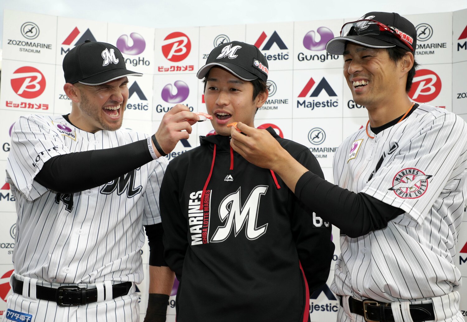 本拠地初勝利を挙げたお立ち台でレアード、岡大海とおどける種市篤暉（2019年5月6日）©︎JIJI PRESS