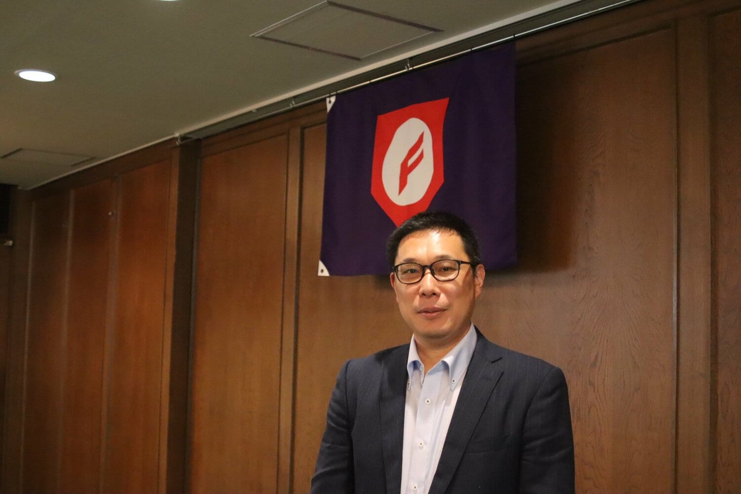 取材に応じた井本事務局長　©Kou Hiroo