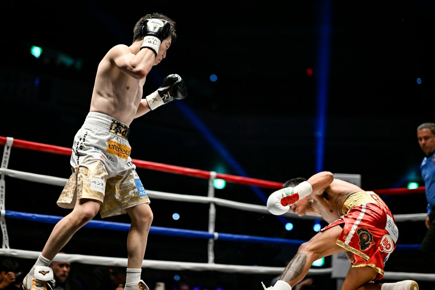 2ラウンドでゴンサレスからダウンを奪った拳四朗 ©️Hiroaki Finito Yamaguchi