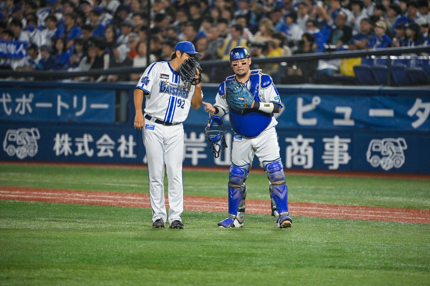 DeNA堀岡と会話をかわす捕手の戸柱 ©︎Nanae Suzuki