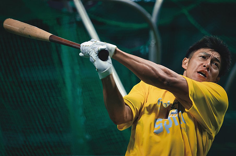 ［名将が見抜いた未来の超人］柳田悠岐「フルスイング、時々、カルピス」＜Number Web＞ photograph by Ryoji Hanjo