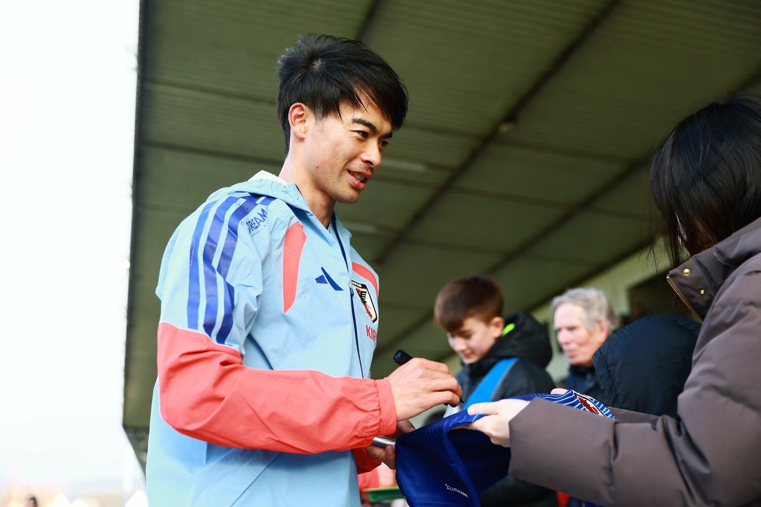 日本代表が試合を行うスコットランドでも人気の三笘。現地の子供たちからもサインをねだられている ©AFLO