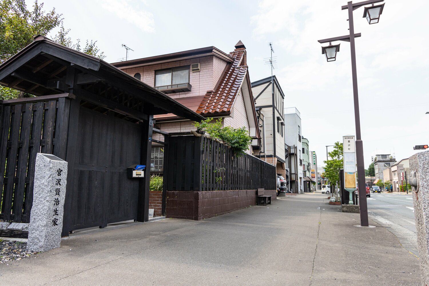 花巻駅から徒歩15分ほど、宮沢賢治生家跡がある