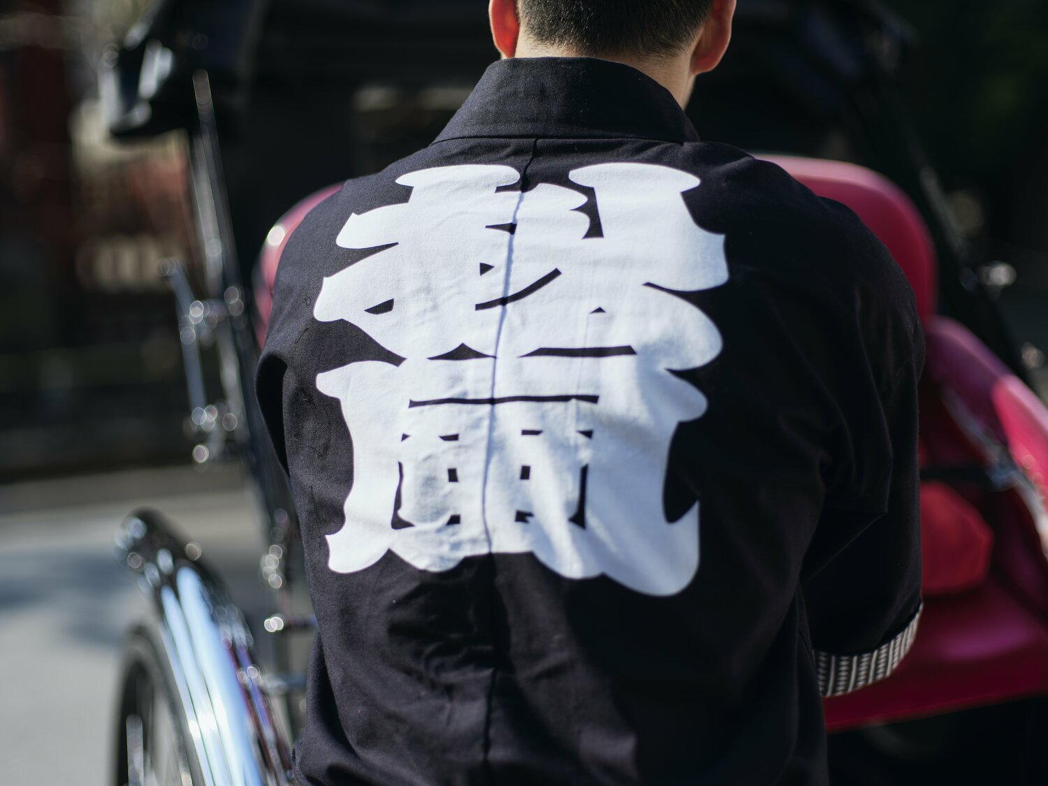 松風の腹掛けは渋い黒地に白文字のシンプルなデザイン。「この色合いも好きなんですよ」と児玉さん　©︎Yuki Suenaga