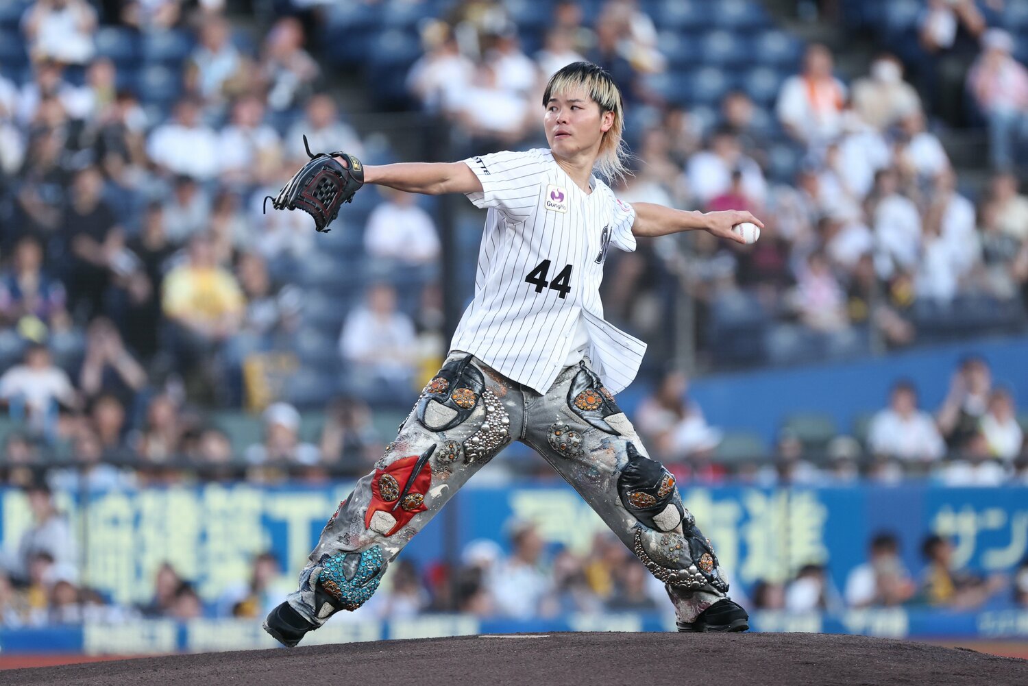 ロッテとソフトバンクの一戦で背番号44をつけて始球式を務めた　©️JIJI PRESS