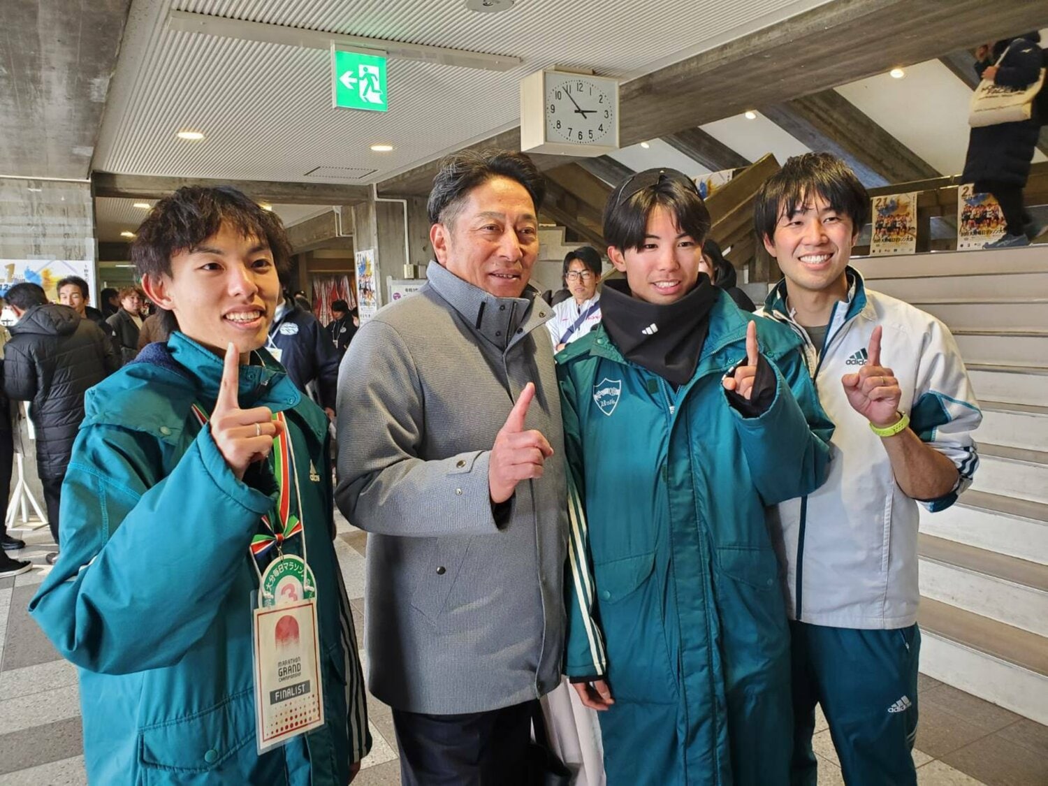 別大マラソン後に選手たちと写真に納まる原監督　©NumberWeb