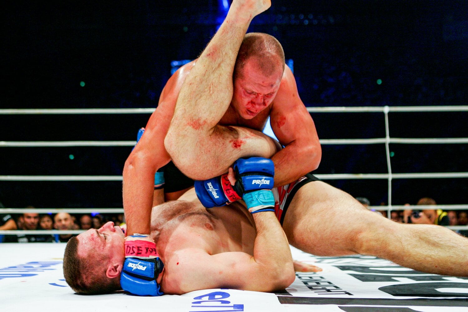 ミルコ・クロコップに強烈なパウンドを落とすエメリヤーエンコ・ヒョードル　©Susumu Nagao