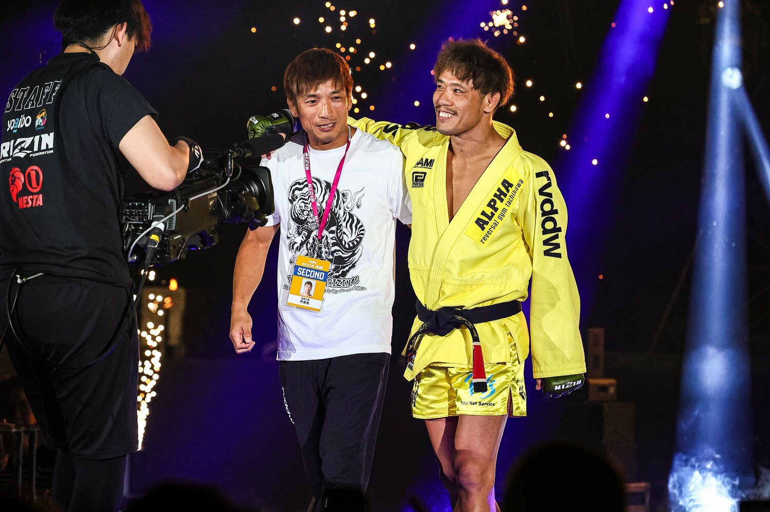 肩を組んで入場する所英男と金原。互いに「ニコイチ」と語る盟友だ　©RIZIN FF Susumu Nagao