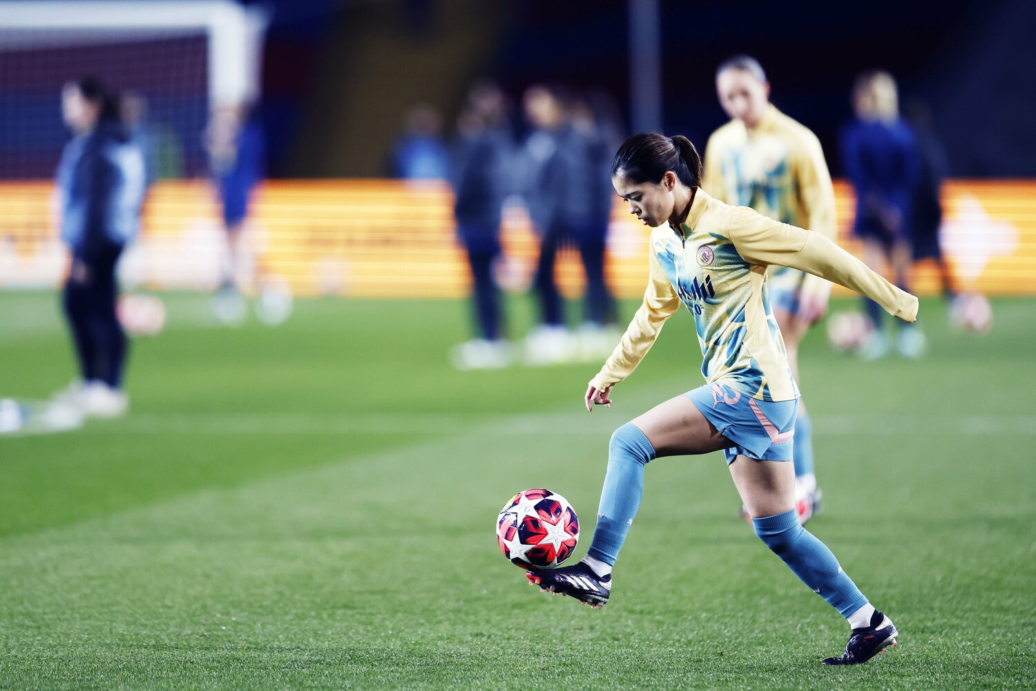 軽やかなリフティングを見せる長谷川