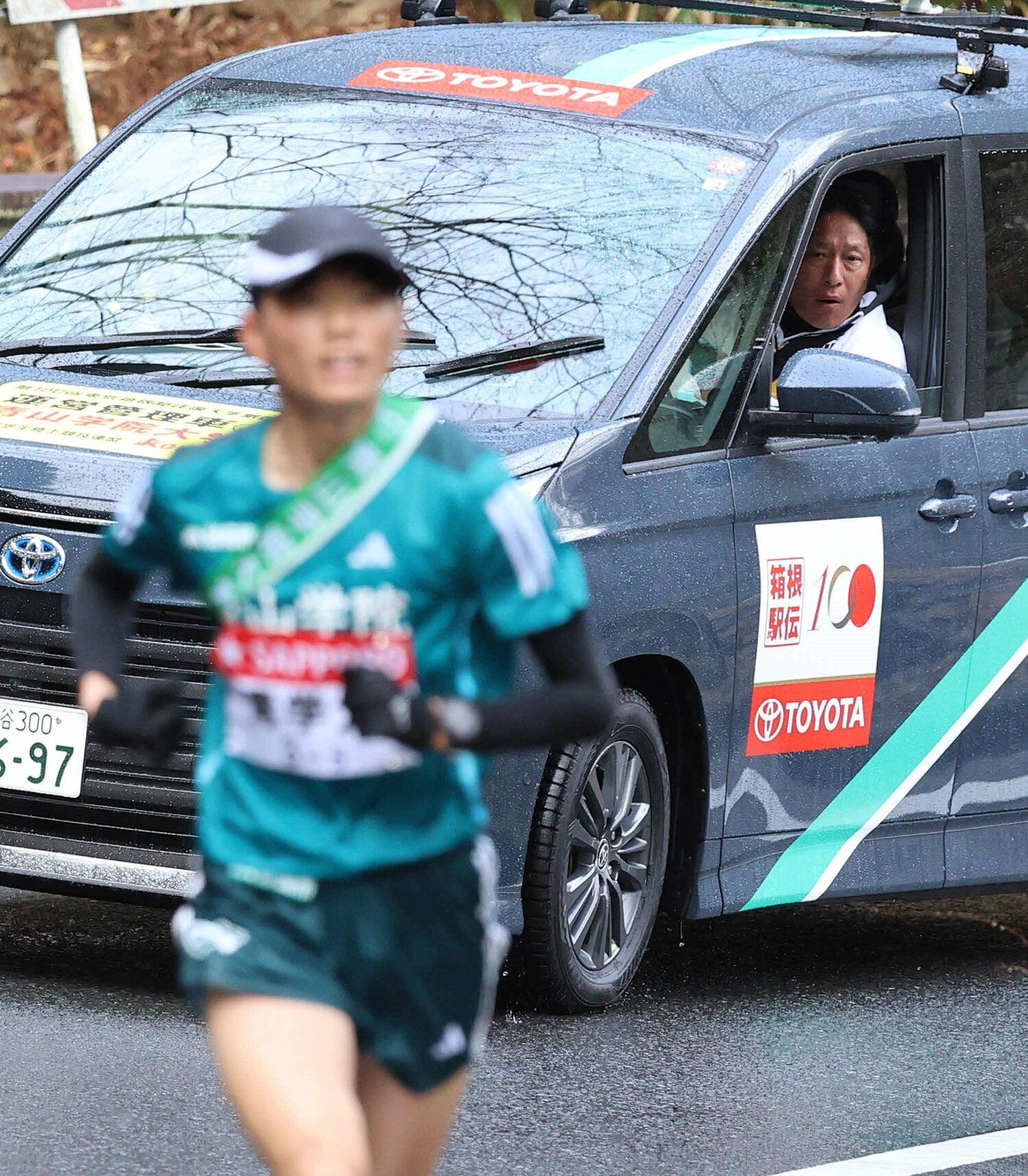 箱根駅伝5区、若林宏樹に声をかける青学大の原晋監督　©JIJI PRESS