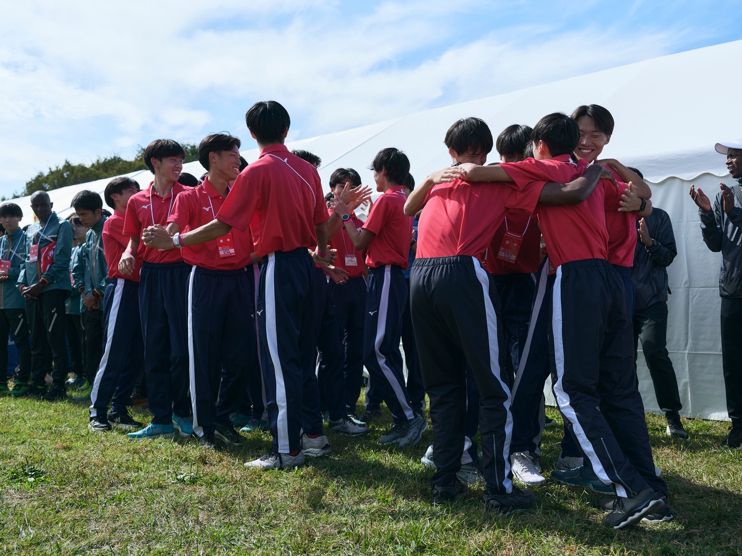 第100回箱根駅伝の予選会を通過し、喜ぶ国士舘大の選手たち　©Yuki Suenaga