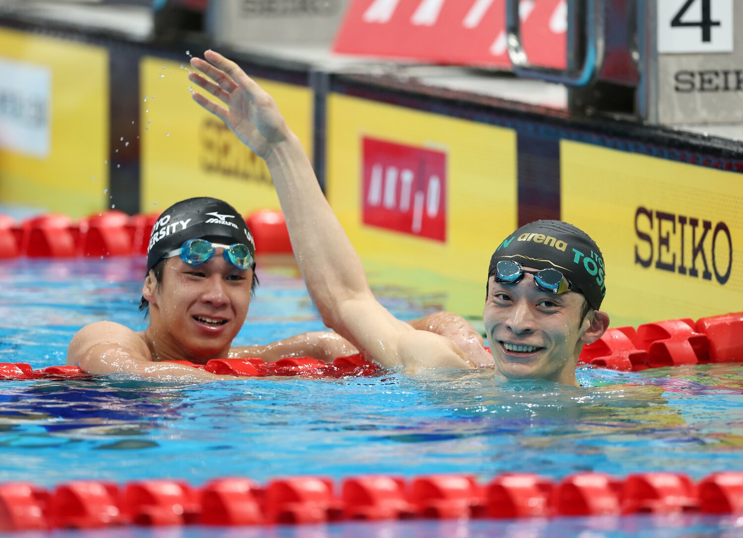 19歳竹原（左）ら若手選手にエールを送った入江©︎JIJI PRESS