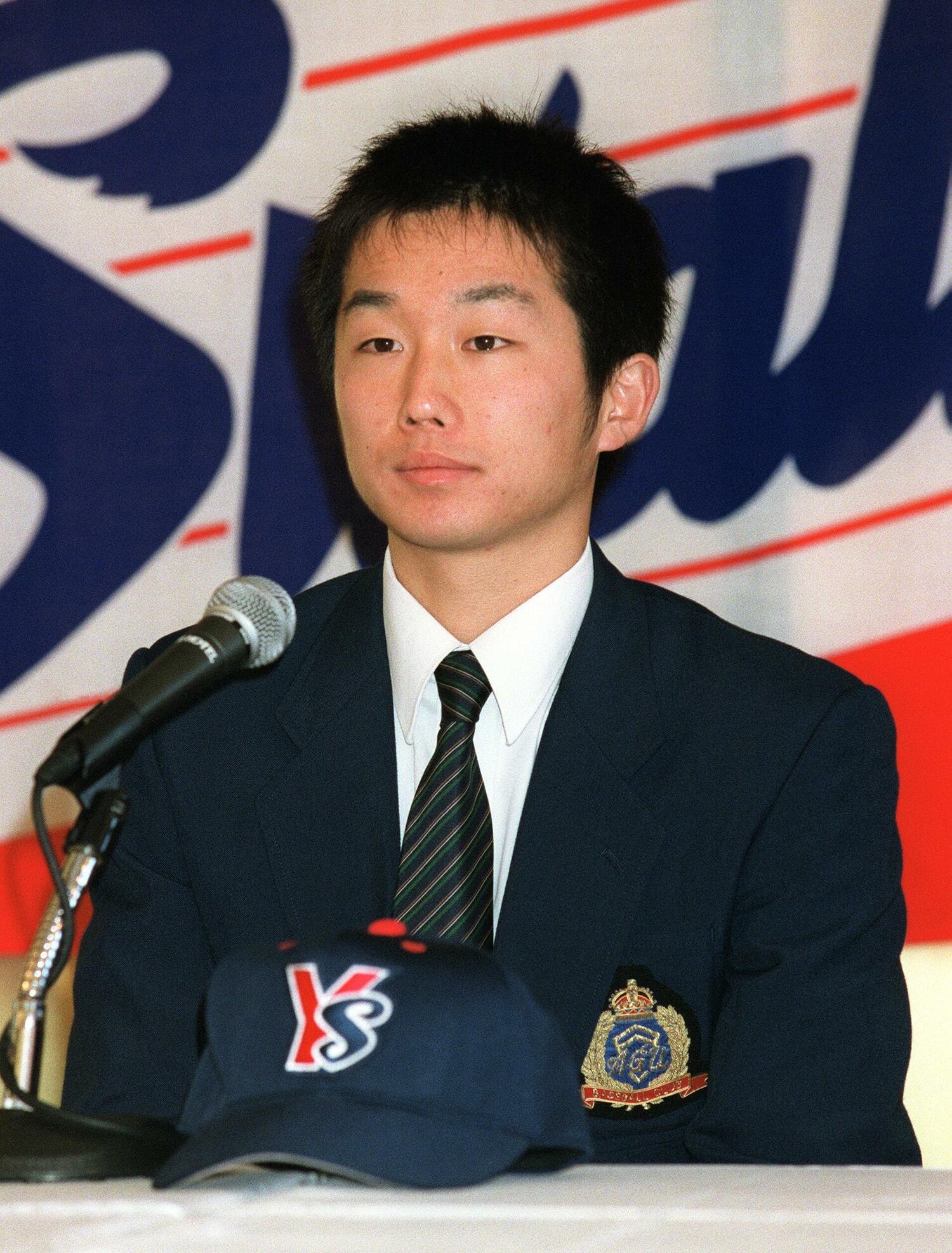 2001年11月、自由枠でヤクルトから指名を受け、仮契約をすませた青学大の石川 ©JIJI PRESS