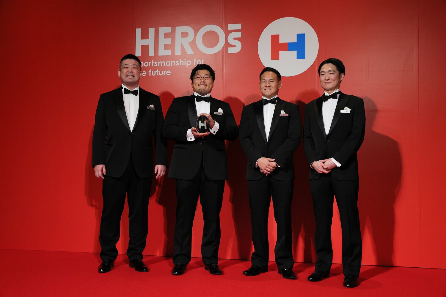 HEROs AWARDの授章式に参加した川村（左から2番目）と小塩（右端）©︎Shigeki Yamamoto