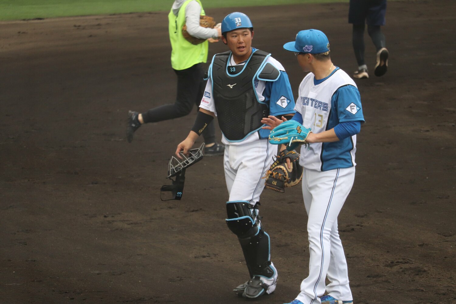 キャンプでは投手陣と積極的にコミュニケーションを取る姿も　©Yu Takagi