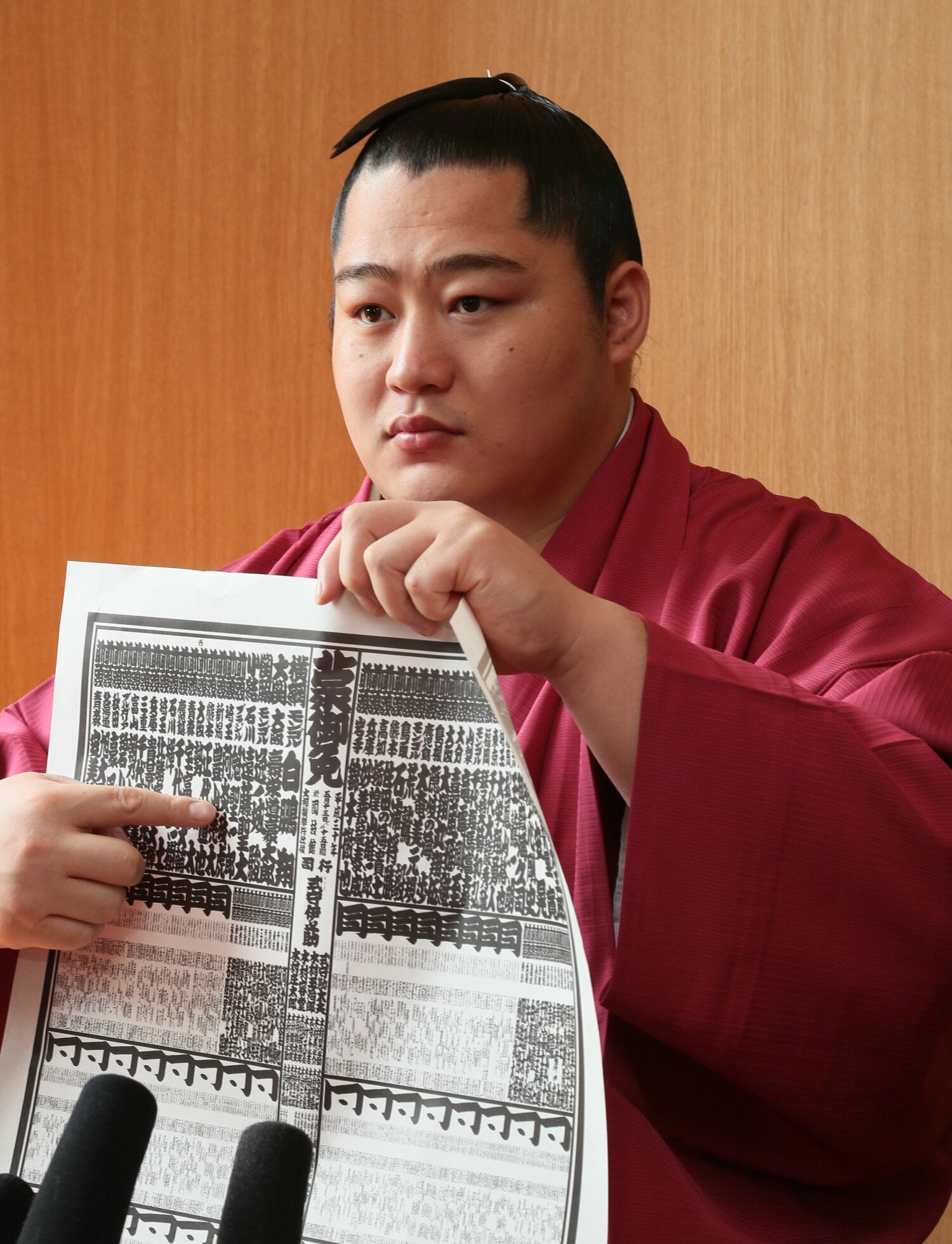 2018年4月、小結に昇進した自身のしこ名を指す遠藤 ©JIJI PRESS