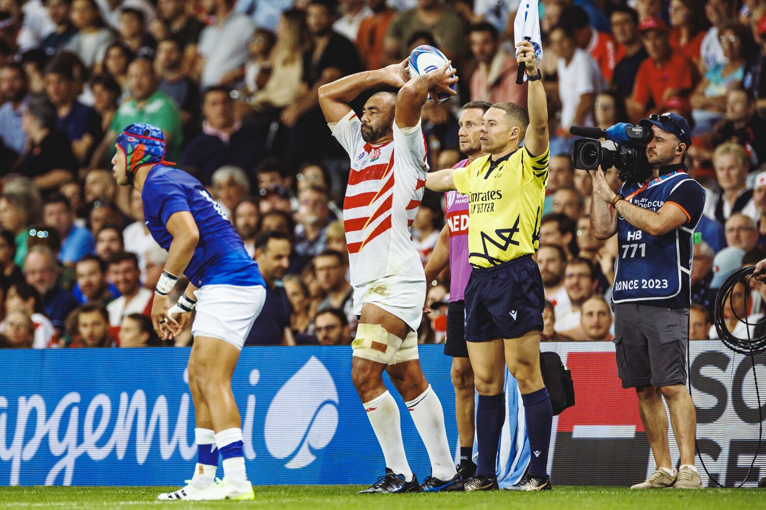 前半終了間際、ラインアウトでの珍しい光景。ラインアウトスローをするのは「生まれて初めてだった」(リーチマイケル) ©Kiichi Matsumoto