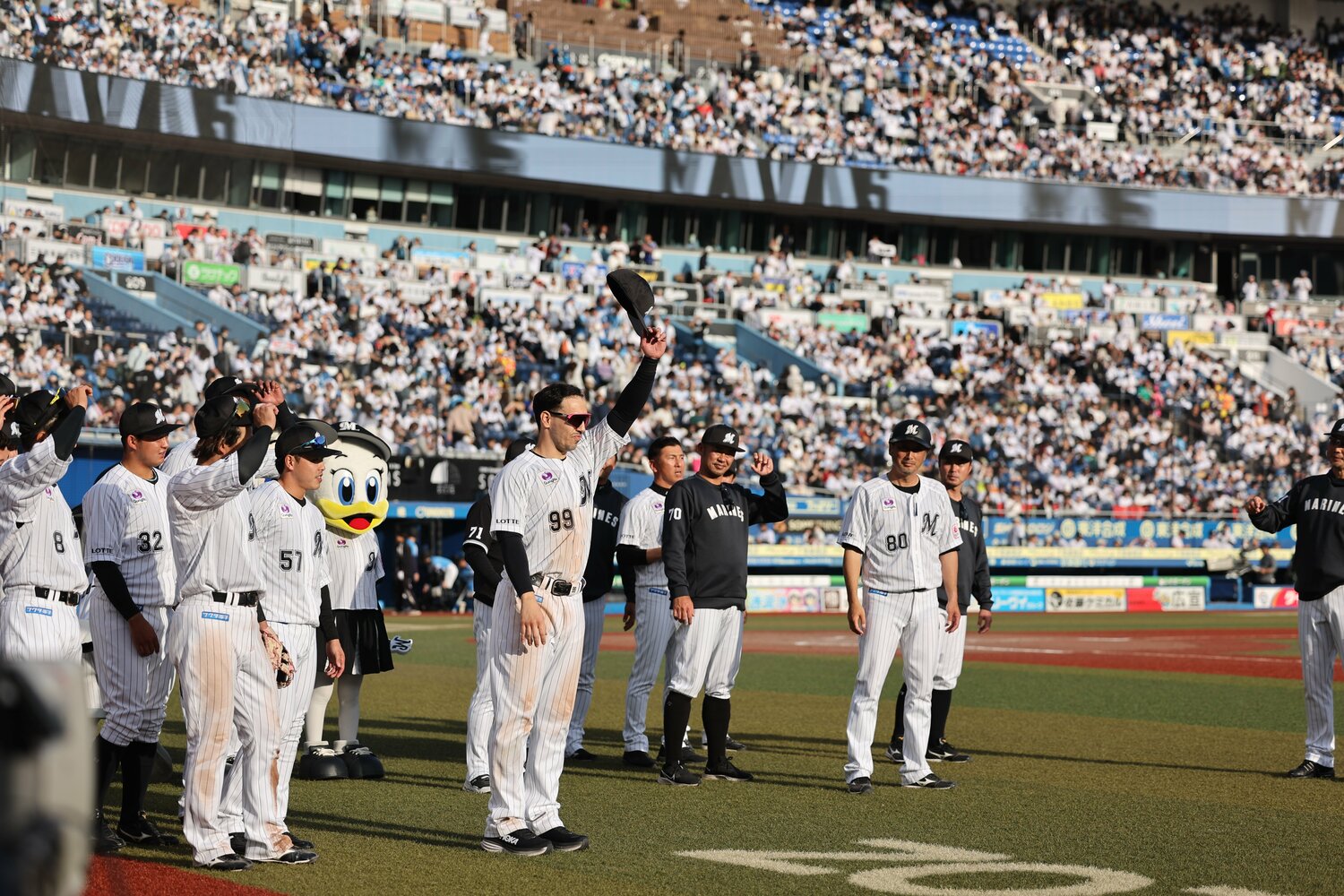 ファンの声援に応えるソト　©︎Chiba Lotte Marines