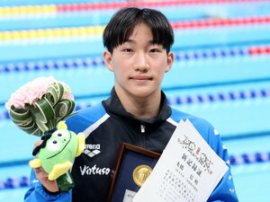 「あんな選手は世界にいない」競泳日本選手権で“17歳が3冠達成”の衝撃…でも笑顔ナシだった理由は？ “北島超え”高校生は「日本の救世主」になれるか