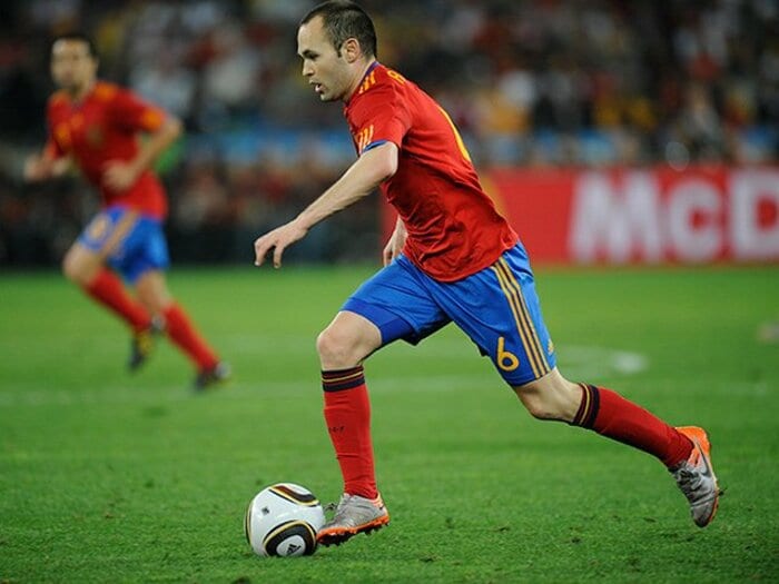 イニエスタが「うつ病」で苦しんだ日々「私はサッカーのやり方を忘れてしまったように…」最悪の時期からどうやって回復したのか＜Number Web＞ photograph by JMPA