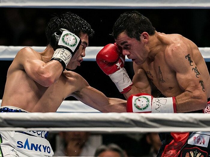 井岡一翔、完勝でフライ級初防衛。打たせず打つ戦術は“リングの解剖学”。＜Number Web＞ photograph by AFLO