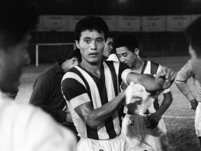 「新宿の歌舞伎町で人の流れに逆行して歩き…」釜本邦茂、早稲田大時代の伝説…4年連続得点王「4年生が号泣するのを見て、いいことをしたんだなと」＜Number Web＞ photograph by 日刊スポーツ／アフロ